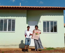 Quarenta famílias de Marmeleiro, município na região Sudoeste do Paraná, realizaram nesta quarta-feira (25) o sonho da casa própria. Elas foram beneficiadas por um projeto habitacional do Governo do Estado, feito em parceria com a prefeitura, com investimentos de aproximadamente R$ 2,6 milhões. Foto: Cohapar