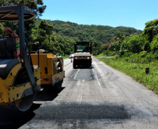 Serviços de microrrevestimento asfáltico em Matinhos devem afetar o trânsito durante os primeiros dias do mês de dezembro.
Foto: DER