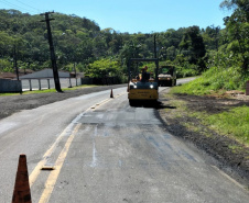 Serviços de microrrevestimento asfáltico em Matinhos devem afetar o trânsito durante os primeiros dias do mês de dezembro.
Foto: DER