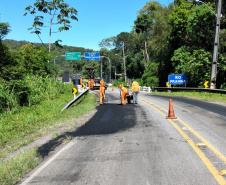 Serviços de microrrevestimento asfáltico em Matinhos devem afetar o trânsito durante os primeiros dias do mês de dezembro.
Foto: DER