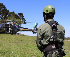 Atividades são promovidas regularmente para que os profissionais estejam prontos para dar suporte às equipes da PM e do Corpo de Bombeiros em operações, radiopatrulhamento aéreo, resgates e remoções aeromédicas.
Foto: SESP