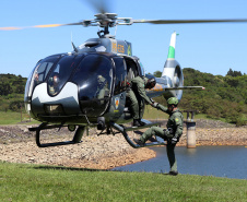 Atividades são promovidas regularmente para que os profissionais estejam prontos para dar suporte às equipes da PM e do Corpo de Bombeiros em operações, radiopatrulhamento aéreo, resgates e remoções aeromédicas.
Foto: SESP