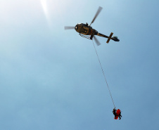 Atividades são promovidas regularmente para que os profissionais estejam prontos para dar suporte às equipes da PM e do Corpo de Bombeiros em operações, radiopatrulhamento aéreo, resgates e remoções aeromédicas.
Foto: SESP