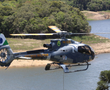 Atividades são promovidas regularmente para que os profissionais estejam prontos para dar suporte às equipes da PM e do Corpo de Bombeiros em operações, radiopatrulhamento aéreo, resgates e remoções aeromédicas.
Foto: SESP