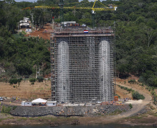 A Ponte da Integração Brasil – Paraguai atingiu quase 45% de execução em novembro, 1 ano e 3 meses após o início da construção nas margens do Rio Paraná. A marca foi celebrada com uma visita dos presidentes Jair Bolsonaro e Mario Abdo Benítez às obras nesta terça-feira (1º). O governador Carlos Massa Ratinho Junior, um dos responsáveis pela articulação com a Itaipu Binacional para tirar o projeto do papel, também acompanhou o evento.