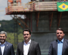 A Ponte da Integração Brasil – Paraguai atingiu quase 45% de execução em novembro, 1 ano e 3 meses após o início da construção nas margens do Rio Paraná. A marca foi celebrada com uma visita dos presidentes Jair Bolsonaro e Mario Abdo Benítez às obras nesta terça-feira (1º). O governador Carlos Massa Ratinho Junior, um dos responsáveis pela articulação com a Itaipu Binacional para tirar o projeto do papel, também acompanhou o evento.