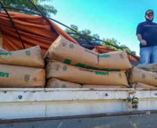 Pequenos agricultores de Rio Bonito do Iguaçu receberam nesta sexta-feira (11) 10.460 quilos de sementes de milho e feijão. Foram beneficiados produtores das comunidades Nova Aliança, Alto Água Morna e Alto Alegre.
Foto: SEAB