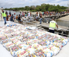 Portos do Paraná entrega cestas básicas a comunidades isoladas.
