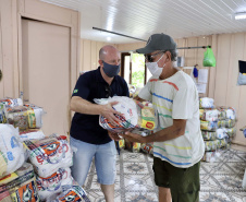 Portos do Paraná entrega cestas básicas a comunidades isoladas.

