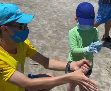 Acadêmicos de enfermagem orientam crianças sobre higiene das mãos
. Foto: SESA
