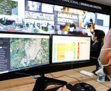 O governador Carlos Massa Ratinho Junior participou nesta terça-feira (5) da inauguração do Centro de Controle da Muralha Digital, projeto da Prefeitura de Curitiba voltado à gestão do trânsito, da segurança pública e também dos eventos climáticos que atingem a Capital. 