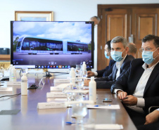 O governador Carlos Massa Ratinho Junior se reuniu nesta quarta-feira (6), no Palácio Iguaçu, com representantes da empresa chinesa BYD (Build Your Dreams), fabricante de veículos elétricos com zero emissão de poluentes. Em dois encontros simultâneos, com a participação dos prefeitos de Curitiba, Rafael Greca, e de Cascavel, Leonaldo Paranhos, foram discutidas soluções de mobilidade para a Região Metropolitana de Curitiba e para a cidade do Oeste paranaense. 