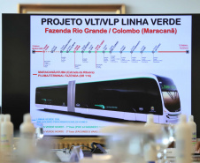 O governador Carlos Massa Ratinho Junior se reuniu nesta quarta-feira (6), no Palácio Iguaçu, com representantes da empresa chinesa BYD (Build Your Dreams), fabricante de veículos elétricos com zero emissão de poluentes. Em dois encontros simultâneos, com a participação dos prefeitos de Curitiba, Rafael Greca, e de Cascavel, Leonaldo Paranhos, foram discutidas soluções de mobilidade para a Região Metropolitana de Curitiba e para a cidade do Oeste paranaense. 