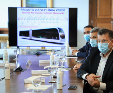 O governador Carlos Massa Ratinho Junior se reuniu nesta quarta-feira (6), no Palácio Iguaçu, com representantes da empresa chinesa BYD (Build Your Dreams), fabricante de veículos elétricos com zero emissão de poluentes. Em dois encontros simultâneos, com a participação dos prefeitos de Curitiba, Rafael Greca, e de Cascavel, Leonaldo Paranhos, foram discutidas soluções de mobilidade para a Região Metropolitana de Curitiba e para a cidade do Oeste paranaense. 