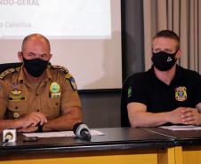 Coletiva de imprensa sobre a Operação da PM e PF desmantela grupo envolvido em roubos a bancos. O balanço do trabalho conjunto das polícias foi divulgado nesta quinta-feira (07/01), no Quartel do Comando-Geral da PM, em Curitiba. Na foto, durante coletiva de imprensa o subcomandante-geral da PM, coronel Hudson Leôncio Teixeira e o delegado da Polícia Federal, Peterson Manys, - Curitiba, 07/01/2021  -  Foto: Soldado Amanda Morais