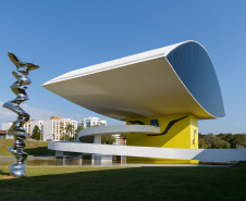 O Museu Oscar Niemeyer (MON) reabre ao público neste sábado (9/1) seguindo orientações de segurança determinadas pela Secretaria de Estado da Saúde. Em 2020, devido à pandemia, o MON ficou fechado ao público no período de 17/3 a 16/10 e após 6/12.  -  Foto: Marcello Kawase