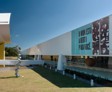 O Museu Oscar Niemeyer (MON) reabre ao público neste sábado (9/1) seguindo orientações de segurança determinadas pela Secretaria de Estado da Saúde. Em 2020, devido à pandemia, o MON ficou fechado ao público no período de 17/3 a 16/10 e após 6/12.  -  Foto: Marcello Kawase