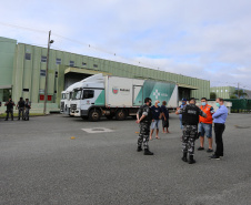 O Governo do Estado, por meio da Secretaria de Estado da Saúde, inicia  a distribuição dos insumos para a  vacinação da Covid-19, neste sabado (16) na Central de Medicamentos do Paraná (Cemepar), no Jardim Botânico. Foto: Geraldo Bubniak/AEN