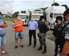 O Governo do Estado, por meio da Secretaria de Estado da Saúde, inicia  a distribuição dos insumos para a  vacinação da Covid-19, neste sabado (16) na Central de Medicamentos do Paraná (Cemepar), no Jardim Botânico. Foto: Geraldo Bubniak/AEN