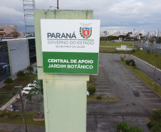 O Governo do Estado, por meio da Secretaria de Estado da Saúde, inicia  a distribuição dos insumos para a  vacinação da Covid-19, neste sabado (16) na Central de Medicamentos do Paraná (Cemepar), no Jardim Botânico. Foto: Geraldo Bubniak/AEN