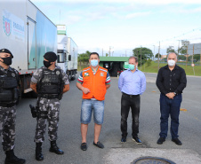 O Governo do Estado, por meio da Secretaria de Estado da Saúde, inicia  a distribuição dos insumos para a  vacinação da Covid-19, neste sabado (16) na Central de Medicamentos do Paraná (Cemepar), no Jardim Botânico. Foto: Geraldo Bubniak/AEN