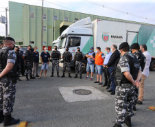 O Governo do Estado, por meio da Secretaria de Estado da Saúde, inicia  a distribuição dos insumos para a  vacinação da Covid-19, neste sabado (16) na Central de Medicamentos do Paraná (Cemepar), no Jardim Botânico. Foto: Geraldo Bubniak/AEN