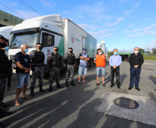 O Governo do Estado, por meio da Secretaria de Estado da Saúde, inicia  a distribuição dos insumos para a  vacinação da Covid-19, neste sabado (16) na Central de Medicamentos do Paraná (Cemepar), no Jardim Botânico. Foto: Geraldo Bubniak/AEN