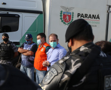 O Governo do Estado, por meio da Secretaria de Estado da Saúde, inicia  a distribuição dos insumos para a  vacinação da Covid-19, neste sabado (16) na Central de Medicamentos do Paraná (Cemepar), no Jardim Botânico. Foto: Geraldo Bubniak/AEN