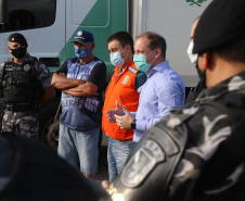 O Governo do Estado, por meio da Secretaria de Estado da Saúde, inicia  a distribuição dos insumos para a  vacinação da Covid-19, neste sabado (16) na Central de Medicamentos do Paraná (Cemepar), no Jardim Botânico. Foto: Geraldo Bubniak/AEN