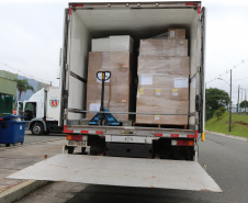 O Governo do Estado, por meio da Secretaria de Estado da Saúde, inicia  a distribuição dos insumos para a  vacinação da Covid-19, neste sabado (16) na Central de Medicamentos do Paraná (Cemepar), no Jardim Botânico. Foto: Geraldo Bubniak/AEN