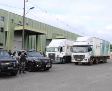 O Governo do Estado, por meio da Secretaria de Estado da Saúde, inicia  a distribuição dos insumos para a  vacinação da Covid-19, neste sabado (16) na Central de Medicamentos do Paraná (Cemepar), no Jardim Botânico. Foto: Geraldo Bubniak/AEN