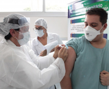 LONDRINA - Dsitribuiçãoo das vacinas contra a Covid-19 . Foto:Gustavo Tacaki