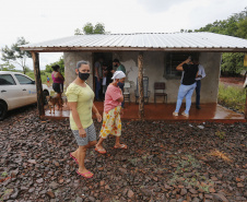 A comunidade indígena do Paraná começou a ser vacinada contra a Covid-19 nesta quarta-feira (20). Eles integram o chamado grupo prioritário, atendidos por esse primeiro lote de imunizantes que chegou ao Estado na segunda-feira (18).
