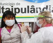 A comunidade indígena do Paraná começou a ser vacinada contra a Covid-19 nesta quarta-feira (20). Eles integram o chamado grupo prioritário, atendidos por esse primeiro lote de imunizantes que chegou ao Estado na segunda-feira (18).
