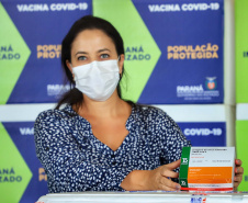 O Paraná recebeu nesta segunda-feira (25) um novo lote de vacinas com 39.600 doses contra a Covid-19, o terceiro em uma semana. Os imunizantes serão usados prioritariamente na proteção dos trabalhadores que estão na linha de frente do combate à pandemia, já que a Secretaria de Estado da Saúde (Sesa) confirmou que finalizou o processo de vacinação de dois importantes setores dentro do grupo prioritário. 