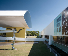O Museu Oscar Niemeyer (MON) será uma ótima opção de entretenimento seguro neste inusitado Carnaval 2021, que acontecerá durante a pandemia, com festas e feriado cancelados e medidas restritivas em vigor. -  Foto: Marcello Kawase/MON