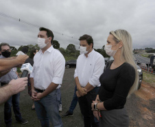 O governador Carlos Massa Ratinho Junior participou nesta quinta-feira (11) da inauguração do viaduto de acesso a Piraí do Sul e ao Santuário Nossa Senhora das Brotas, nos Campos Gerais. Ele está localizado no km 256 da PR-151 e foi construído em apenas dez meses pela concessionária CCR RodoNorte, que administra a ligação entre Ponta Grossa e Jaguariaíva.