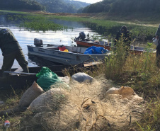 Fiscais da regional do Instituto Água e Terra (IAT) de Curitiba realizaram (do dia 11 ao 15) operação para coibir a pesca ilegal na Represa Capivari Cachoeira, nos municípios de Campina Grande do Sul e Bocaiúva do Sul.  Foto: IAT