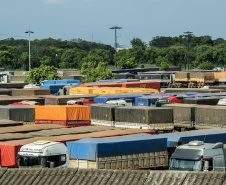 O movimento de caminhões que descarregam o produto nos terminais paranaenses se intensifica e deve chegar aos 2 mil veículos por dia, a partir da primeira semana de março. A expectativa é receber cerca de 2 milhões de toneladas no mês.  -  paranaguá, 23/02/2021  -  Foto: Claudio Neves/Portos do Paraná