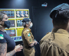 Policiais militares que trabalham na Companhia de Comandos e Serviços (CCS) e nas Diretorias da PM estão passando por instruções de tiros no caminhão de simulador de tiros da Polícia Civil do Paraná.  -  Curitiba, 25/02/2021  -  Foto: Soldado Amanda Morais