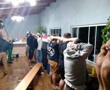 Uma festa rave, com aproximadamente 70 pessoas, que ocorria numa chácara na área rural de Guarapuava (PR), foi encerrada durante fiscalização do 16º Batalhão de Polícia Militar (16º BPM) e de agentes da prefeitura, da noite deste sábado (27/02). No local foram apreendidos de 351 comprimidos de ecstasy e duas garrafas de lança-perfume (loló).  Guarapuava, 27/02/2021  -  Foto: Divulgação PMPR/SESP-PR