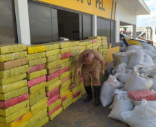 Mais de 4,7 toneladas de maconha foram apreendidas por policiais militares do Batalhão de Polícia Rodoviária (BPRv) durante uma abordagem de rotina. A apreensão, que é a maior do ano, começou por volta de 12h30 de quinta-feira (25/03) na cidade de Iporã, no Noroeste do estado, e resultou na prisão de um homem. A droga estava escondida em uma carga de chia. Curitiba, 25/03/2021 - Foto: Divulgação SESP