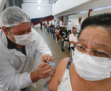 O governador Carlos Massa Ratinho Junior, participa neste domingo (28) da imunização em grupos prioritários em Apucarana. Foto: Jonathan Campos/AEN
