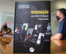 Com a proposta de aliar doutrina com a prática para disseminar conhecimento aos profissionais de segurança pública, oficiais da Polícia Militar do Paraná escreveram o livro Negociação em Crises Policiais - Teoria e Prática