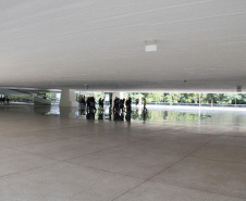 Obra do Paranacidade, o MON foi erguido em seis meses de trabalho ininterrupto. Maior Museu da América Latina, o Museu Oscar Niemeyer é um exemplo de arquitetura aliada à arte. Mais conhecido como museu do olho, por causa da sua torre, uma grande estrutura oval em vidro, o MON foi inaugurado em 2002 e sua construção chegou a ter 700 operários trabalhando em três turnos, 24 horas por dia.  -  Foto: Divulgação Paranacidade