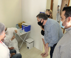 O secretário de Estado da Saúde, Beto Preto, acompanhou na manhã deste domingo (4) a ação de vacinação contra a Covid-19 em Londrina, que faz parte da campanha estadual de imunização de domingo a domingo.  -  Curitiba, 04/04/2021  -  Foto: Divulgação SESA