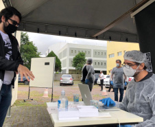 Nesta quarta-feira (7), a Universidade Estadual do Paraná (Unespar) aplicou, de forma gratuita, testes moleculares (RT-PCR) na comunidade universitária para detecção do novo coronavírus em pessoas assintomáticas.  -  Curitiba, 07/04/2021  -  Foto: Unespar
