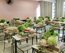 Os colégios estaduais do Paraná realizam nesta sexta-feira (16) mais uma distribuição de alimentos da merenda escolar. Curitiba, 14/04/2021  - Foto:  Silvio Turra/Seed-PR