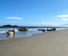 BPMOA e bombeiros fazem resgate após barco virar no mar na Ilha de Superagui, no litoral do estado. Foto:BPMOA