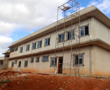 A construção da Cadeia Pública de Ponta Grossa, nos Campos Gerais, segue em andamento e já tem 60% das obras executadas. A previsão é que a entrega seja feita ao Departamento Penitenciário do Paraná (Depen-PR) ainda neste ano. O secretário da Segurança Pública, Romulo Marinho Soares, visitou as obras e destacou que a unidade faz parte de um projeto do Governo do Estado de ampliação do sistema prisional do Paraná.  -  Ponta Grossa, 03/05/2021  -  Foto: SESP/PR